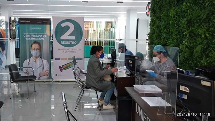 Unifranz es punto de vacunación masiva contra el COVID-19 en La Paz.