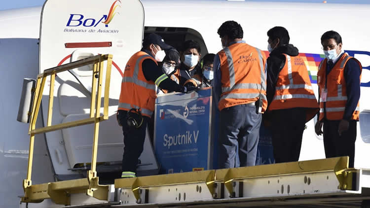 Arriba al aeropuerto de Viru Viru un nuevo lote de 25.000 vacunas rusas Sputnik V.