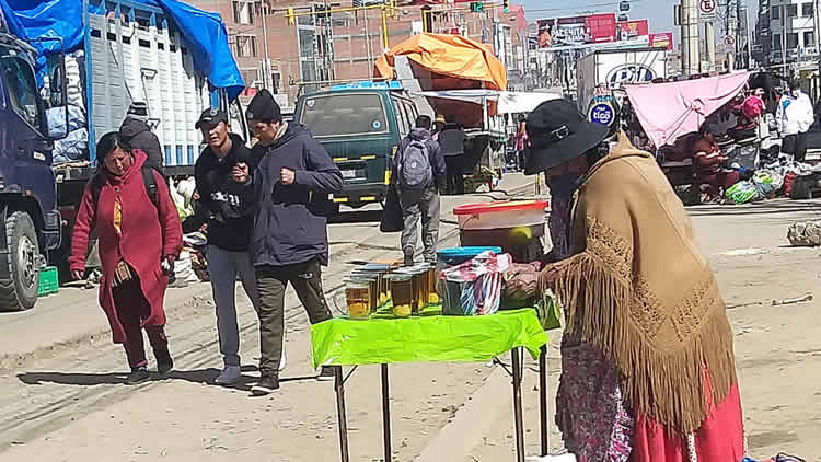 Comerciante vende refresco de Mocochinchi en la ciudad de El Alto.