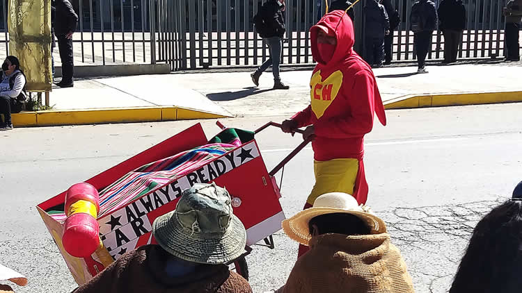 Vendedor ambulante en la ciudad de El Alto, vestido de 