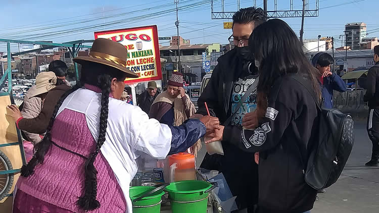 Puesto de venta ambulante que expande jugo de quinua con manzana en El Alto. Puesto de venta ambulante que expande jugo de quinua con manzana en El Alto.