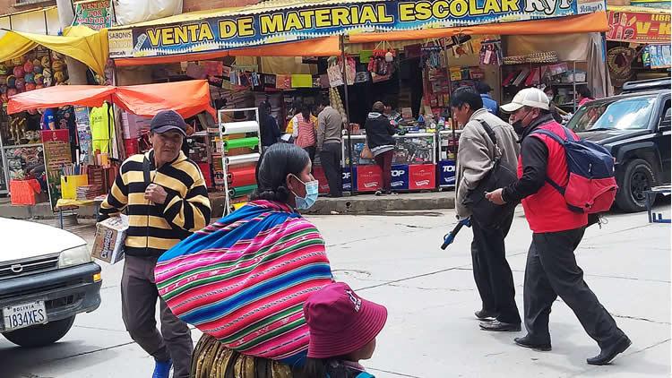 Venta de material escolar en la ciudad de El Alto.