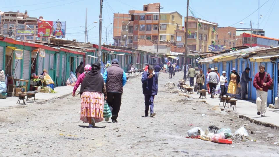 La calle de los yatiris y amautas en El Alto uno de los atractivos turísticos en esoterismo