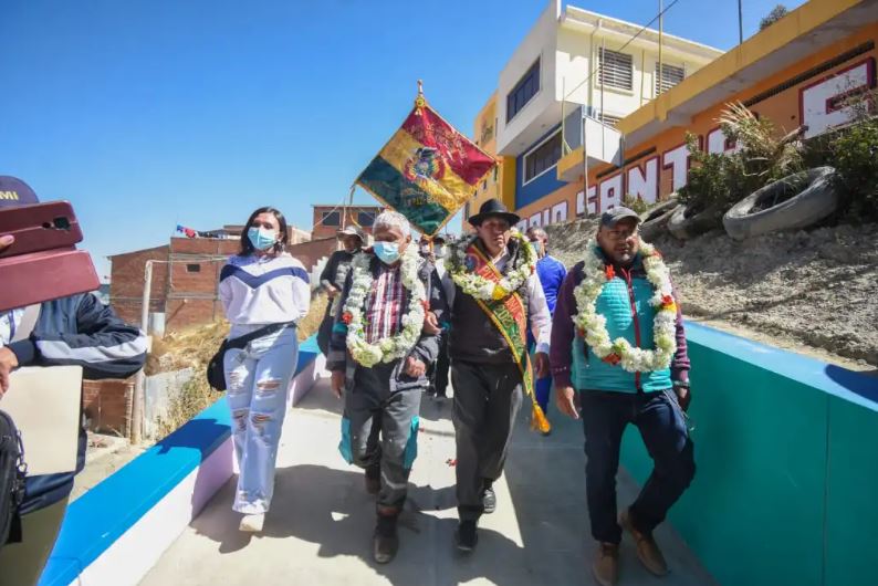 El alcalde Iván Arias, el subalcalde Vladimir Ávila y el dirigente vecinal, en la inauguración de graderías en Santa Fe de Kesini