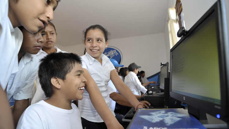 Dos tercios de la población boliviana hace uso del internet.