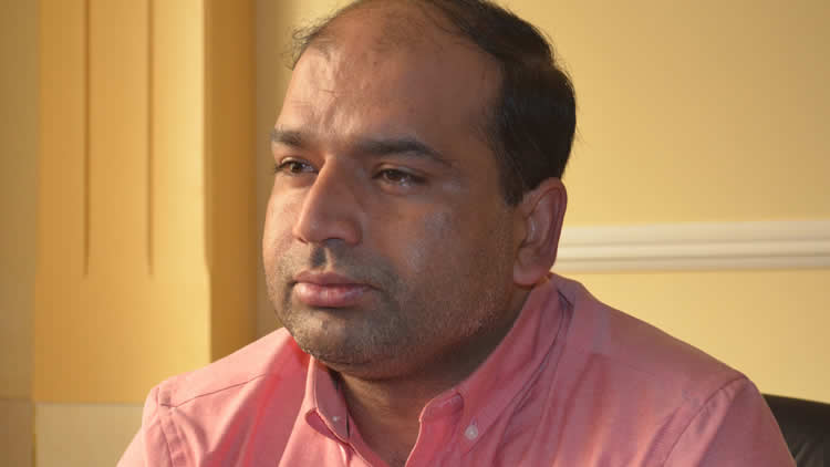Adeel Ahsun (Pakistaní), representante de King Moiz, importadora de vehículos Adeel Ahsun (Pakistaní), representante de King Moiz, importadora de vehículos