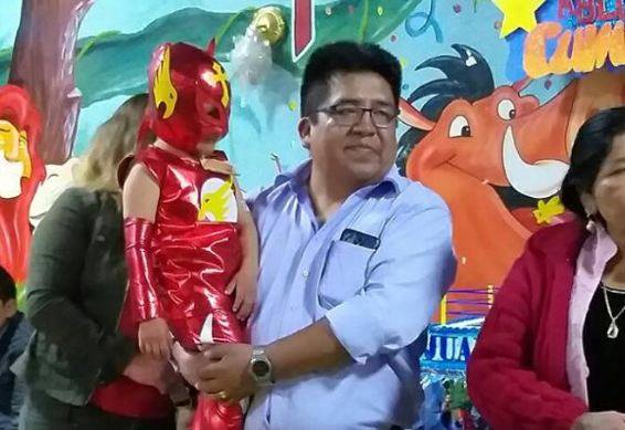 Ninja Boliviano, se ha convertido en confeccionista y diseñador de máscaras e indumentarias de  luchadores nacionales e internacionales