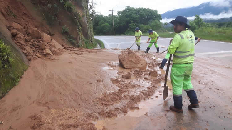 Carretera Tarija - Bermejo: la ABC realizando la limpieza de derrumbes, chorreras y lodo que cayó en la plataforma.