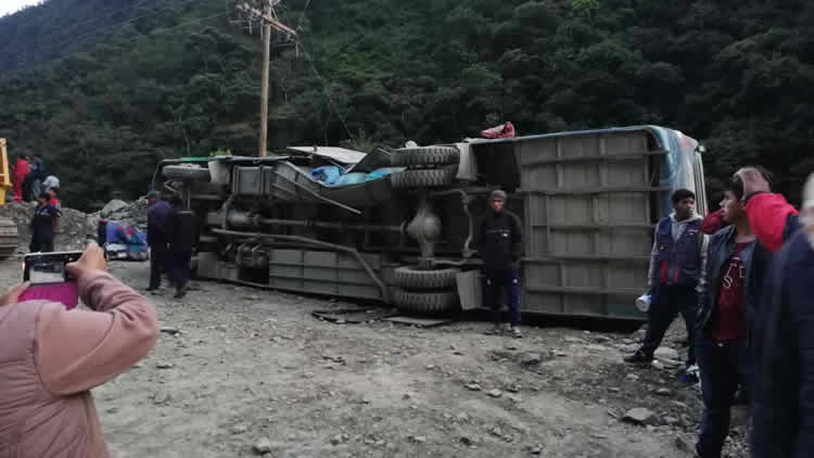 Colisión entre un cisterna y un vehículo particular en la carretera a Yungas.