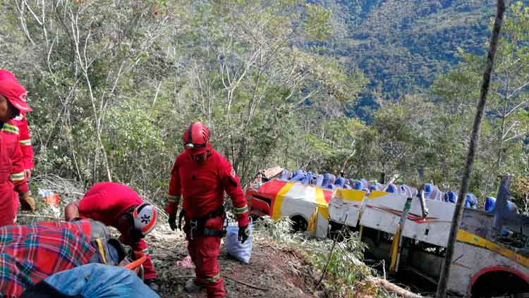 Accidente de tránsito seguido de embarrancamiento en la vía La Paz-Yungas, sector Yolosita.