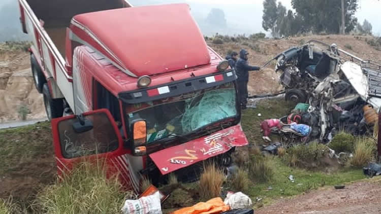 Colisión de una volqueta, tipo camión, contra un minibús en la ruta La Paz-Carabuco.