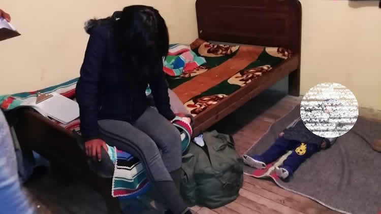 El cuerpo del menor desenterrado cuando llegó la Policía al levantamiento legal. El cuerpo del menor desenterrado cuando llegó la Policía al levantamiento legal.
