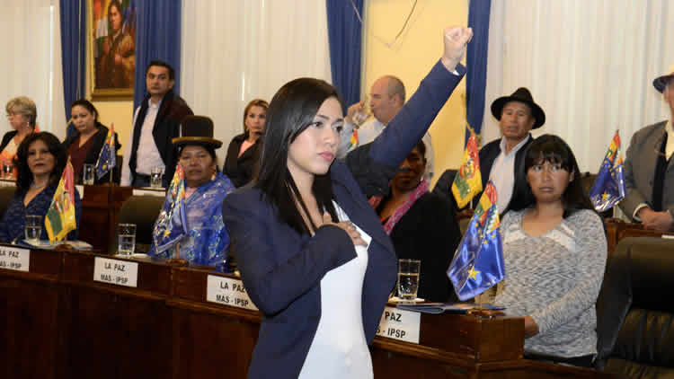 Adriana Salvatierra, jura como presidenta de la Cámara de Senadores.