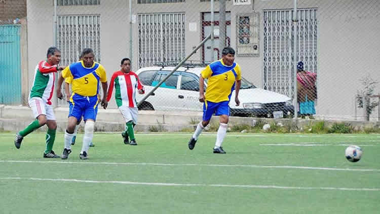 Adultos mayores de El Alto participan del campeonato de fútbol