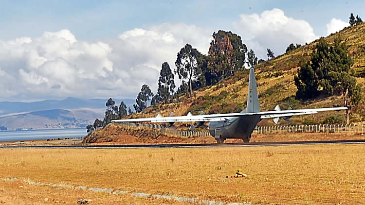 Aeropuerto Turístico “Tito Yupanqui” en Copacabana. Aeropuerto Turístico “Tito Yupanqui” en Copacabana.