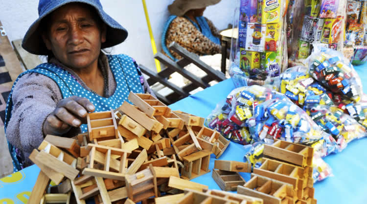 Feria Mayorista de Alasita 2018 en avenida Juan Pablo II de la ciudad de El Alto Feria Mayorista de Alasita 2018 en avenida Juan Pablo II de la ciudad de El Alto