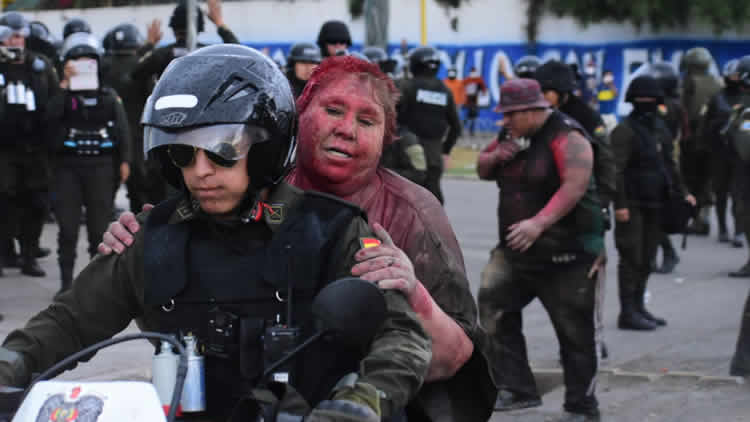 Alcaldesa de #Vinto, Patricia Arce (MAS), es entregada a la Policía, La autoridad, a quien le echaron pintura roja, caminó descalza y perdió parte de su cabello. 