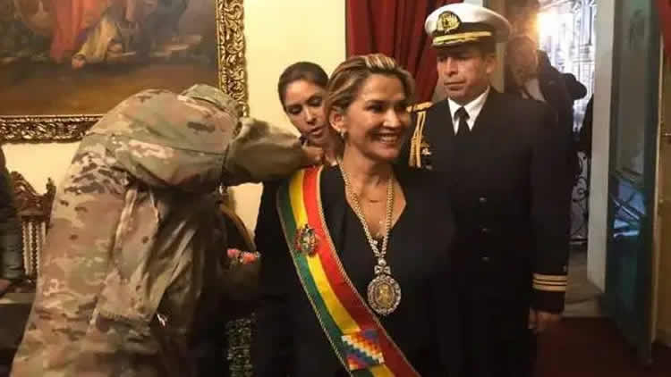 Jeanine Áñez Chávez fue envestida por las FFAA y la Policía en democracia y en apego a la CPE.