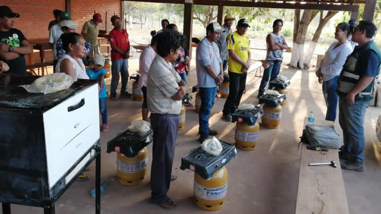 Comunarios reciben sus cocinas y garrafas. Comunarios reciben sus cocinas y garrafas.