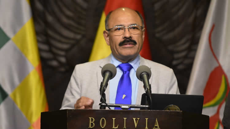 El ministro de Salud, Aníbal Cruz, en conferencia de prensa.
