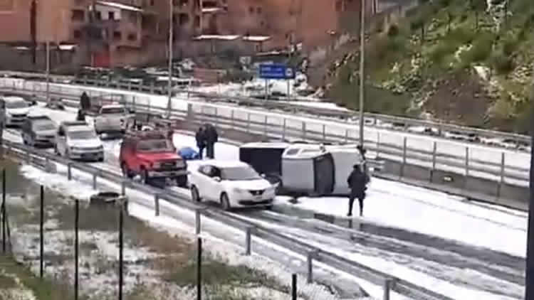 Granizo provocó vuelco de una camioneta en autopista La Paz - El Alto