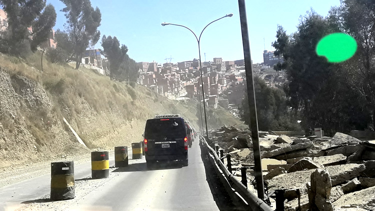 Autopista La Paz - El Alto con el cambio de pavimento en la vía.