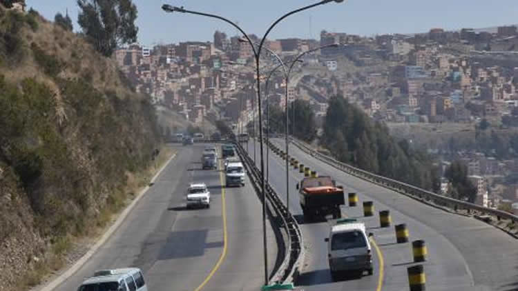 Prevén que en agosto de este año se habiliten los dos carriles de la autopista La Paz - El Alto