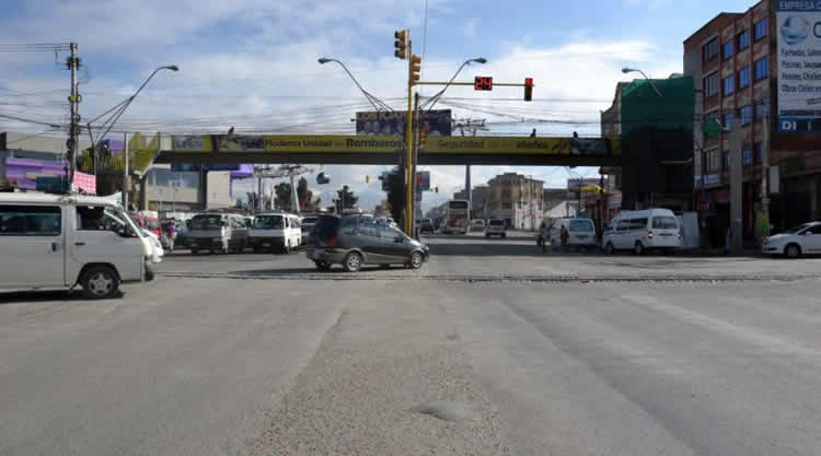 Intersección de las avenidas 6 de Marzo y Tiahuanaco, frente al Regimiento “Ingavi”.