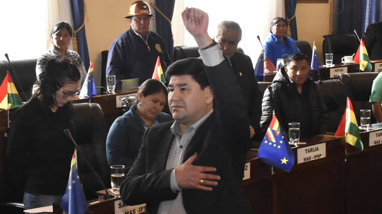 Milton Barón jura como Presidente de la Cámara de Senadores Milton Barón jura como Presidente de la Cámara de Senadores