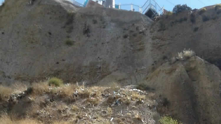 Vista del lugar por donde el sujeto cayó, según testigos, huyendo tras un robo. Vista del lugar por donde el sujeto cayó, según testigos, huyendo tras un robo.