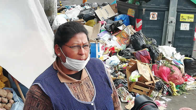 Contenedor de basura en una esquina de calle en la ciudad de La Paz.