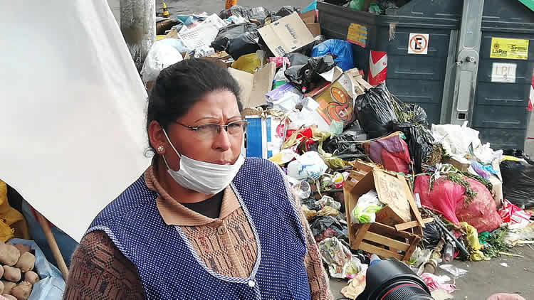 Contenedor de basura en una esquina de calle en la ciudad de La Paz. Contenedor de basura en una esquina de calle en la ciudad de La Paz.