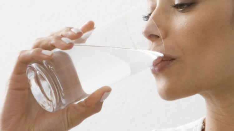 Consumir mucha agua como medida de prevención contra el coronavirus.
