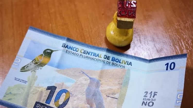 Billete de Bs10 marcado con sello del 21F. Billete de Bs10 marcado con sello del 21F.