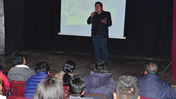 Expone Grover Suntura en un anterior seminario de Blockchain y Criptomonedas en El Alto. Expone Grover Suntura en un anterior seminario de Blockchain y Criptomonedas en El Alto.