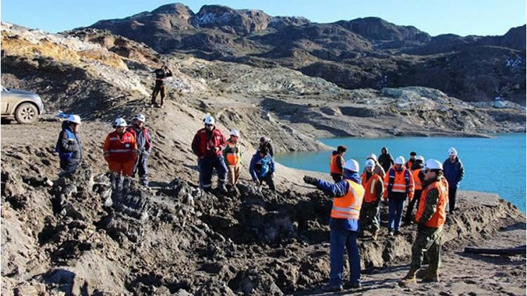 Buscan a tres trabajadores bolivianos atrapados en mina de Chile. Buscan a tres trabajadores bolivianos atrapados en mina de Chile.