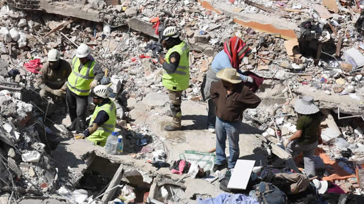 Tareas de búsqueda de cuerpos y enseres en el deslizamiento en La Paz.