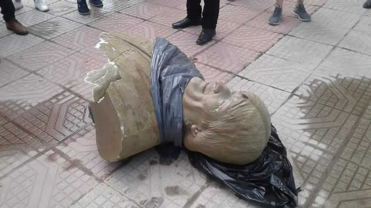 El ministro de Deportes y ciudadanos retiraron el busto de Evo Morales del Polideportivo Olímpico en Quillacollo. El ministro de Deportes y ciudadanos retiraron el busto de Evo Morales del Polideportivo Olímpico en Quillacollo.