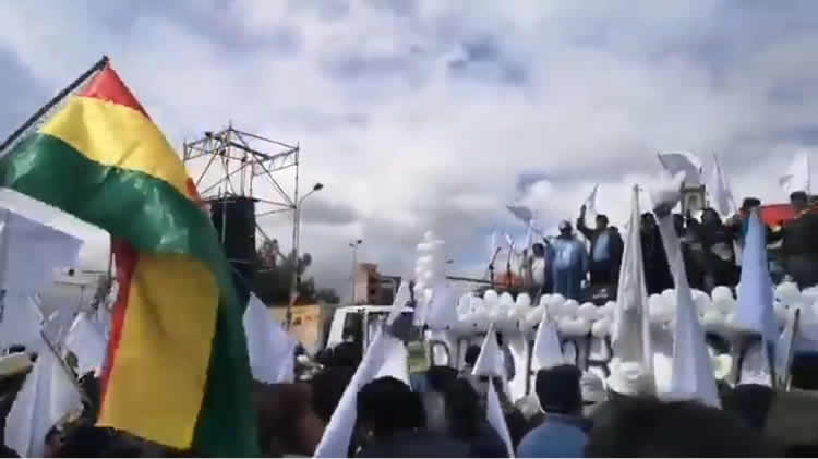 Cabildo en El Alto realizado el pasado sábado, los vecinos participan con banderas blancas.