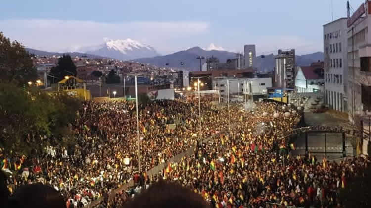Multitudinaria concentración en La Paz exigió nuevas elecciones y relevo del TSE. 
