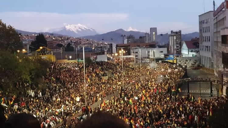 Multitudinaria concentración en La Paz exigió nuevas elecciones y relevo del TSE. Multitudinaria concentración en La Paz exigió nuevas elecciones y relevo del TSE.