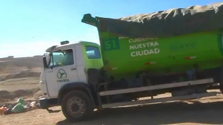 Carro basurero ingresa al relleno sanitario de la comunidad El Alto.