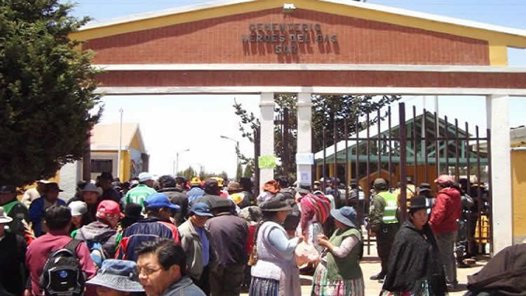 Puerta del cementerio ‘Héroes del Gas’, ubicado en la zona Santiago I del Distrito 1. Puerta del cementerio ‘Héroes del Gas’, ubicado en la zona Santiago I del Distrito 1.