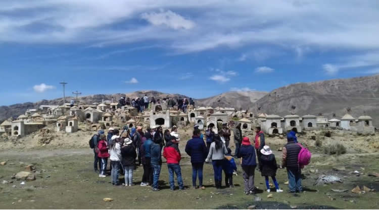 Visita al cementerio de Alto Milluni.