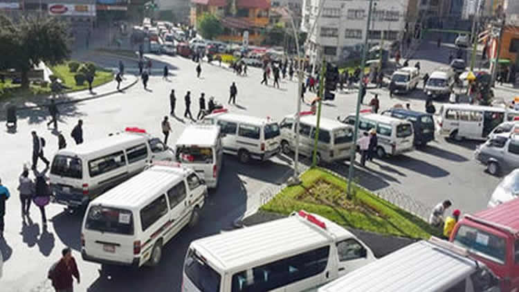 Choferes de La Paz en un anterior paro y bloqueo de las principales avenidas en esta urbe.