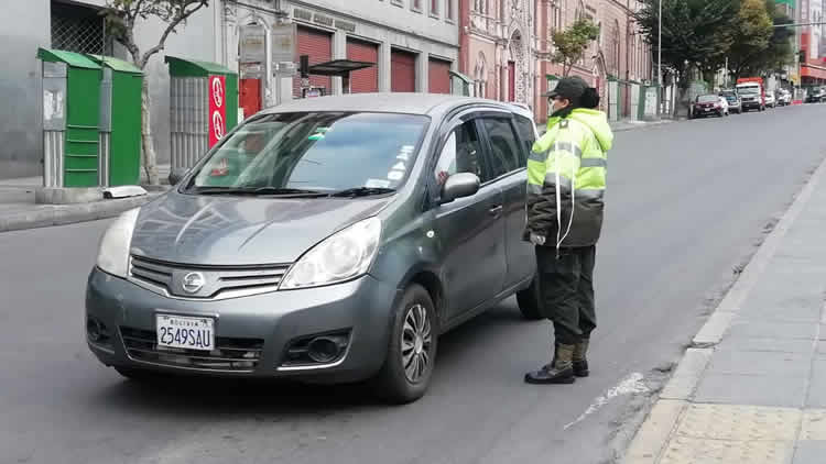 Dejan de emitir permisos de circulación para vehículos en La Paz.