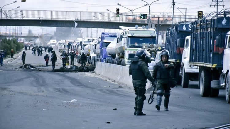 De la Planta de Senkata salen cisternas con diesel y gasolina además de camiones con garrafas de GLP rumbo a La Paz