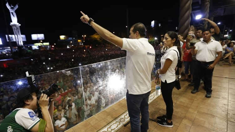 Luis Fernando Camacho se dirige a la multitud concentrada el domingo en el Cristo Redentor. Luis Fernando Camacho se dirige a la multitud concentrada el domingo en el Cristo Redentor.