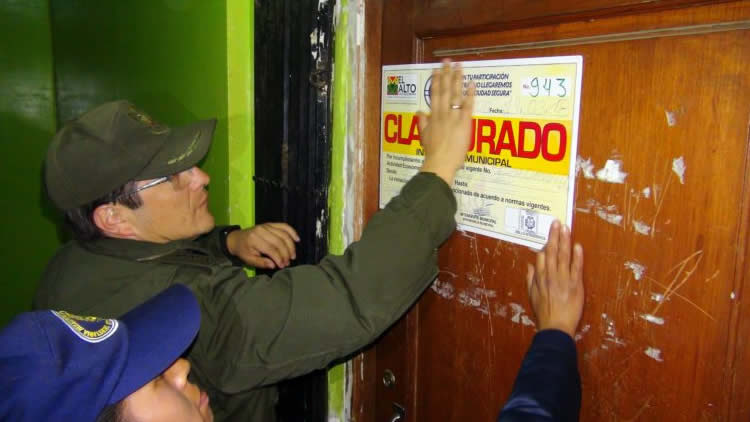 Policía clausura uno de los bares en la ciudad de El Alto.