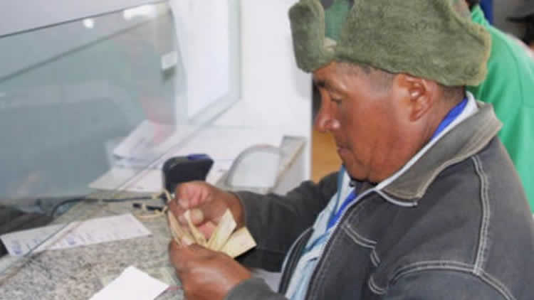 Adulto mayor cobrando su renta dignidad. Adulto mayor cobrando su renta dignidad.